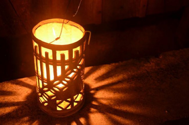ベンガラ焼きの灯籠は暗くなるにつれ、輝きが増してくる。