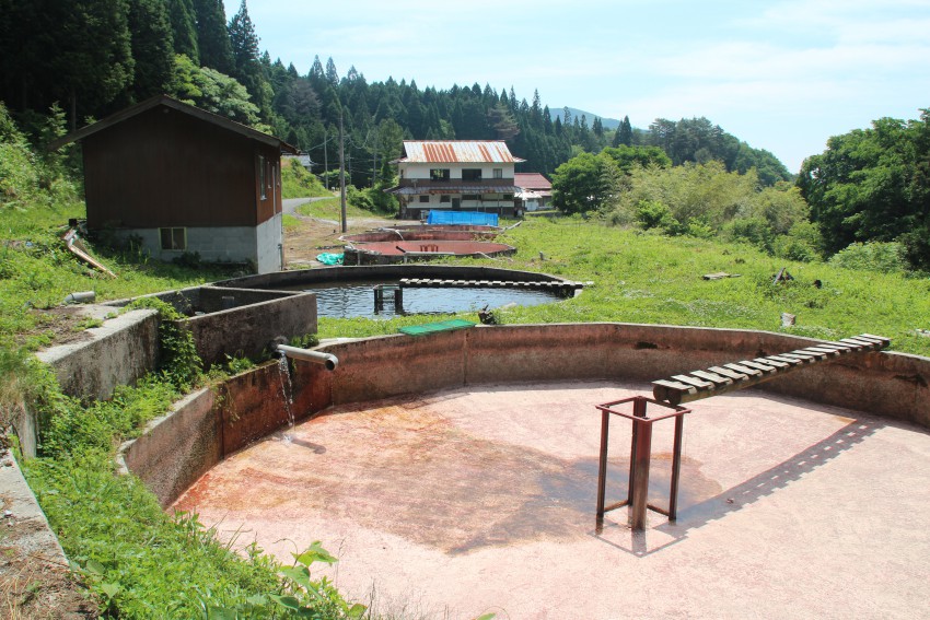 アマゴの養殖池。2014年春に訪れた時は、池の修復作業をおこなっていた。
