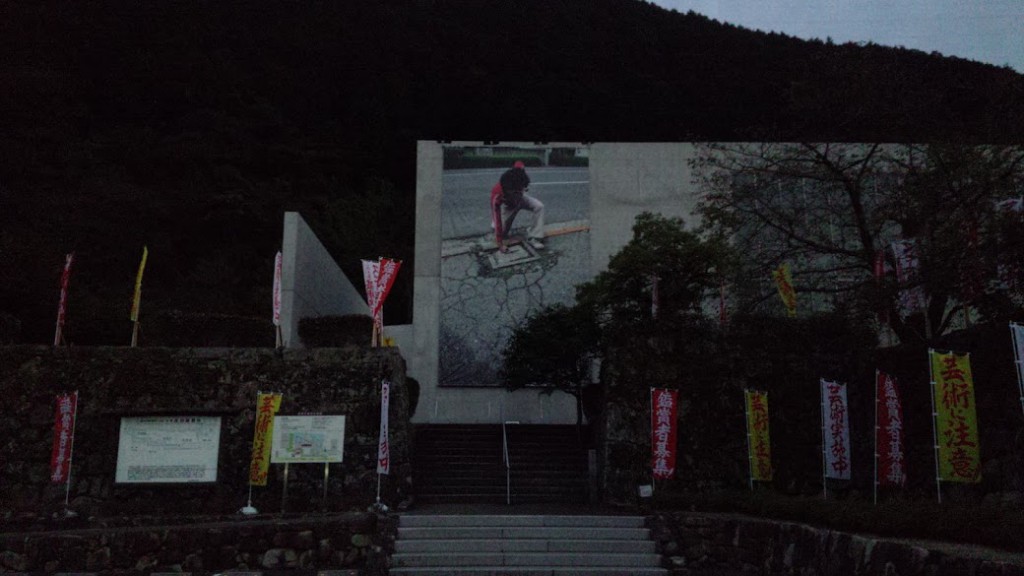 夕方の美術館。「田中偉一郎の芸術はノー・ビジョン」作品の写真が貼られています。